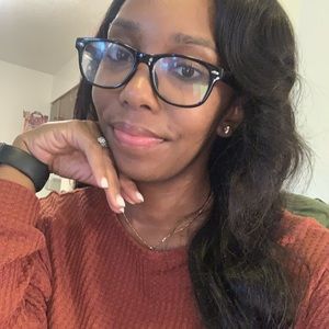 Meet your Posher, Desiree